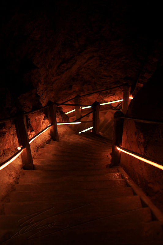 france lacave grotte entrée boyaux des mines passage souterrain escalier descente aux enfers