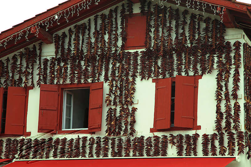 reportage pays basque france espelette piment sécher maison facade
