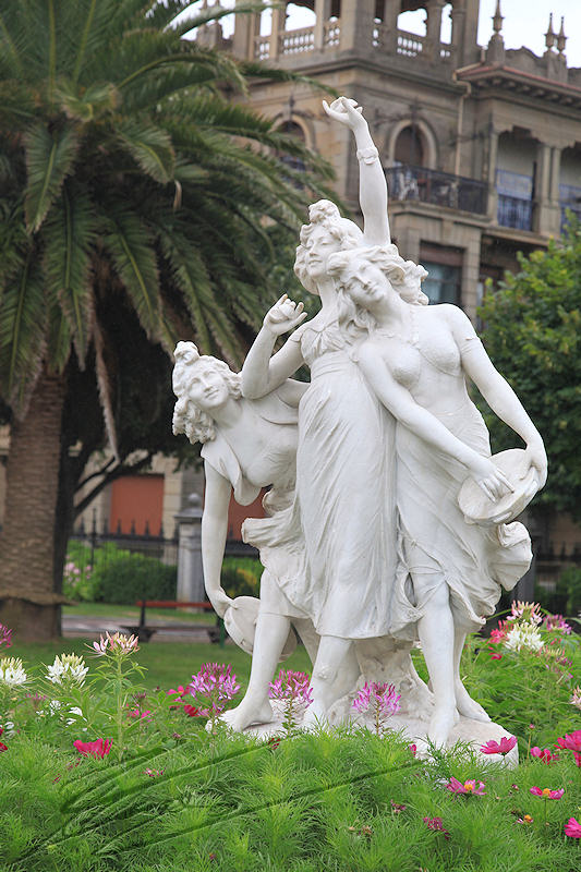 reportage pays basque espagne donostia san sebastian saint sébastien jardin sculpture blanche les 3 nymphes jeunes filles