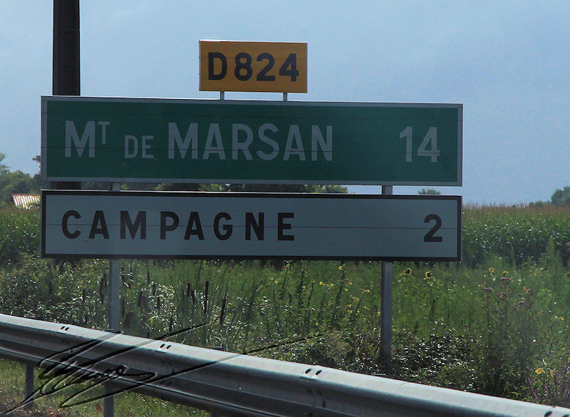 reportage pays basque france panneau routier autoroute route campagne 2 mont de marsan 4 km