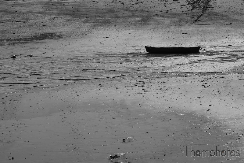 reportage 2012 bretagne sud breizh izel kenavo J15 jour 15 baie eau mer océan pointe paysage anse falaise plage baie des trépassés naufrage noir et blanc sable canot barque abandonnée