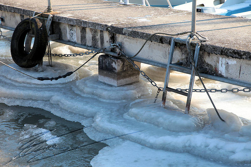 reportage versoix 2012 lac de genève léman gelé quai vent tempête gel glace -15°C 120km/h 120 km / h sculpture port choiseul échelle échellon