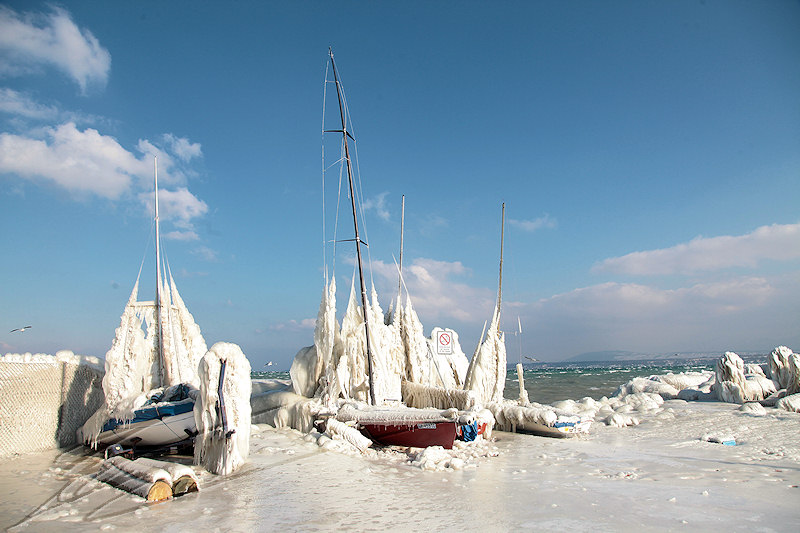reportage versoix 2012 lac de genève léman gelé quai vent tempête gel glace -15°C 120km/h 120 km / h sculpture bateau voilier voile