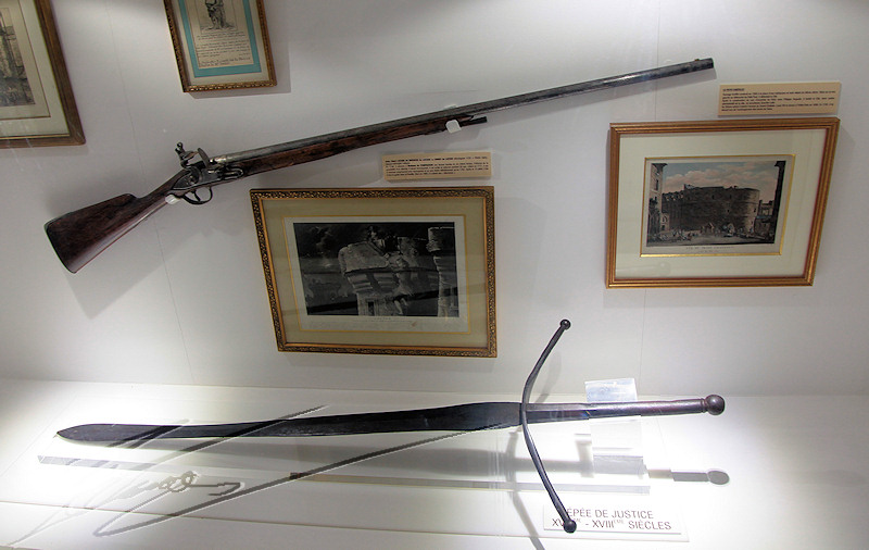 reportage 2012 paris préfecture de police 5ème arrondissement musée collection de gustave macé armes vitrine épée de justice mousquet fusil à galet