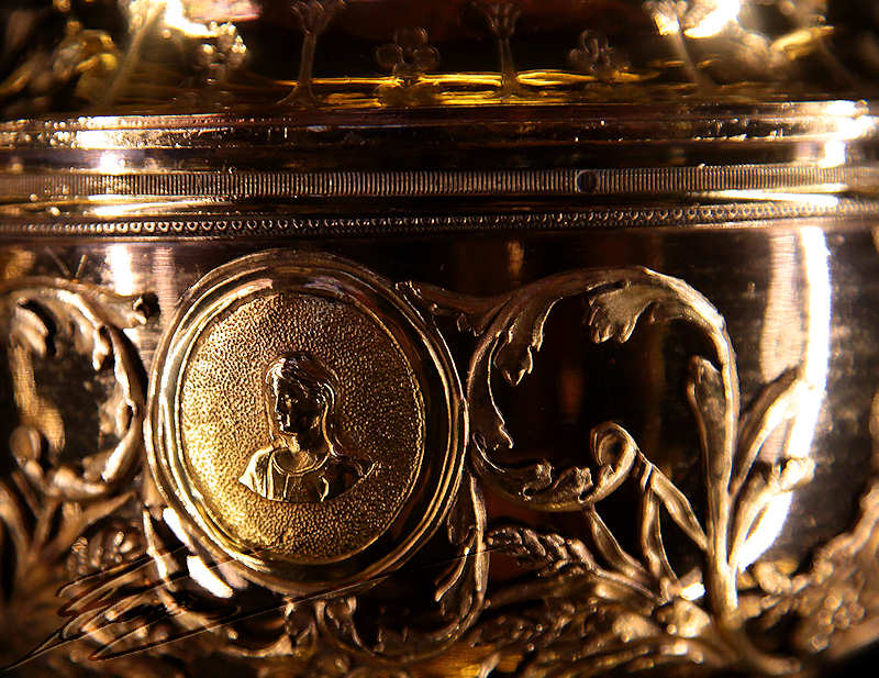reportage divers médaillon paris notre dame notre-dame cathédrale bijoux trésors or argent calice