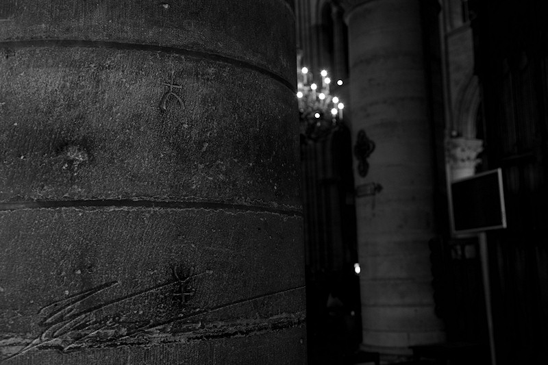 reportage 2012 messe paris notre-dame notre dame cathédrale intérieur chapelle décoration rosace vitrail vitraux saint statue colonne symbole diable corne femme sexe