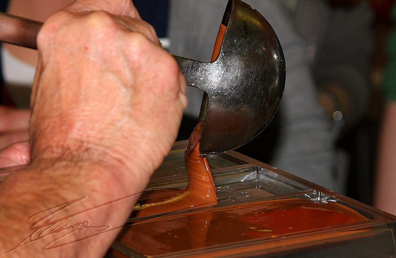 reportage 2012 chocolat choco chocolaterie rapp prangin artisan atelier robinet fontaine chocolat lait plaque