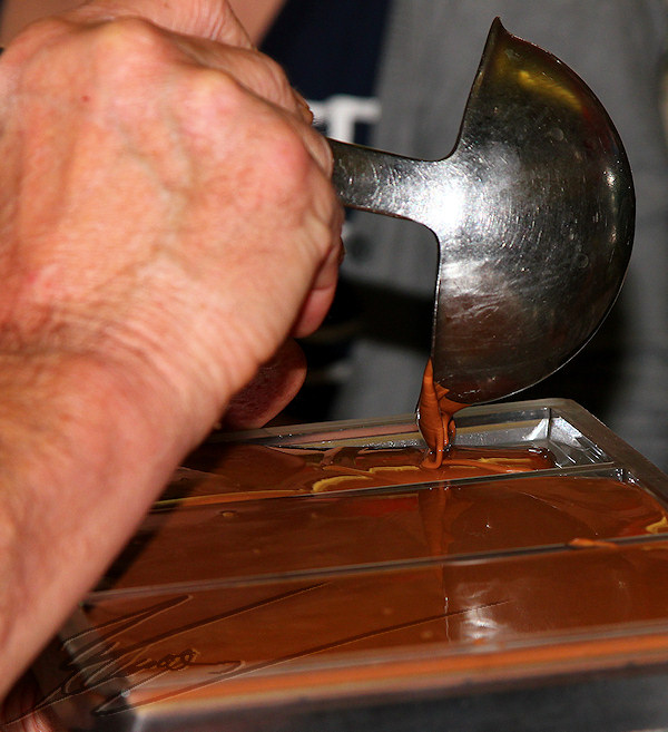 reportage 2012 chocolat choco chocolaterie rapp prangin artisan atelier robinet fontaine chocolat lait plaque