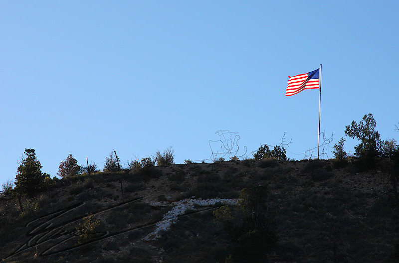 reportage 2013 usa USA Amérique america murika US Utah motel matin soleil sun landscape lumière paysage couleur rouge red désert Tropic Bryce Canyon Pioneer Village levé de soleil matin drapeau flag américain bannière étoilée patriote