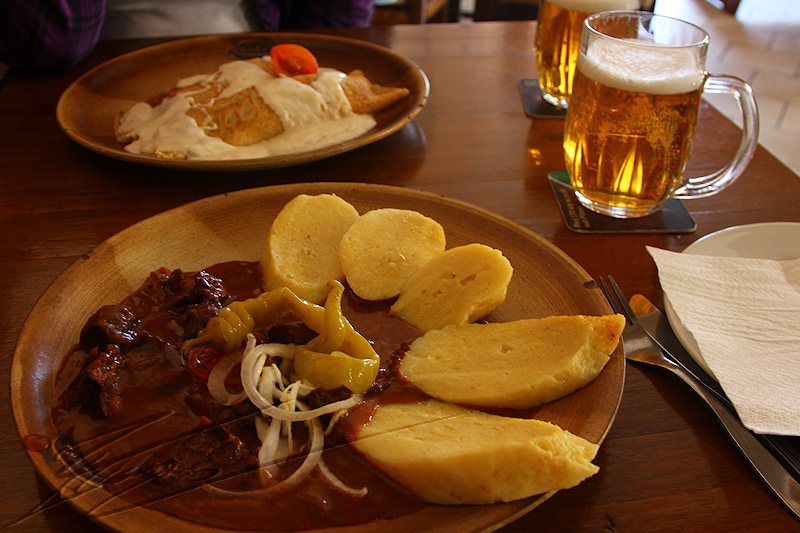reportage 2014 république tchèque tchéquie czech prague praha cz repas meal manger eat dish plat CAFÉ U FÍLŮ goulash gulash dumplings