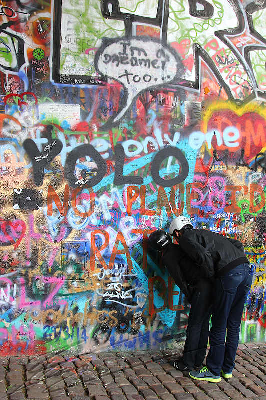 reportage 2014 république tchèque tchéquie czech prague praha cz ville mur john lennon wall bob graffiti peace & love paix et amour flower power mai 68 1968 couple