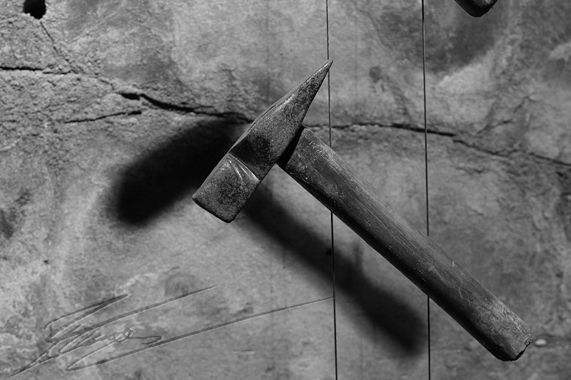 reportage 2014 corrèze travassac donzenac pans gris bleu ardoise ardoisière artisan allassac toiture roof rock pierre roche outils tools noir et blanc B&W black & White marteau hammer