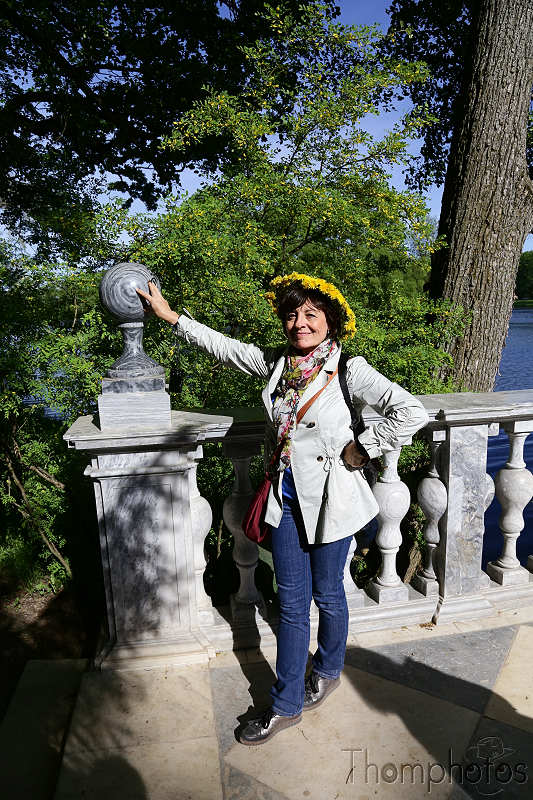 reportage photo 2018 russie saint petersbourg petrograd parc lac lake plan d'eau bleu water blue pont bridge marbre couronne de fleurs flower crown portrait couronnement