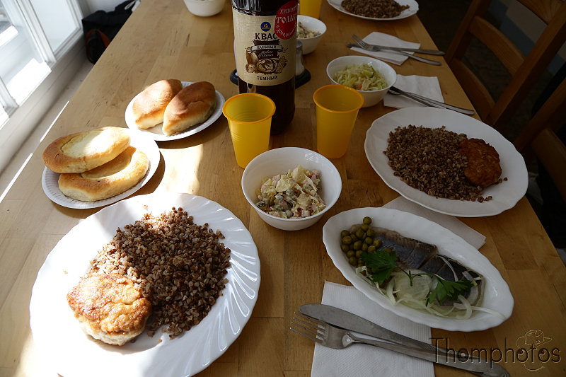reportage photo 2018 russie saint petersbourg petrograd repas meal monastère ostrov orthodox sarrasin vatrouchky salade olivier hareng marinés kwas