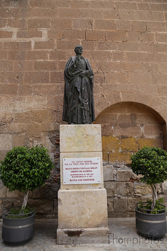 reportage photo été 2019 espagne españa berja sam almería ville city Catedral de la Encarnación d'Almería cathédrale forteresse statue prêtre diego vantala milán