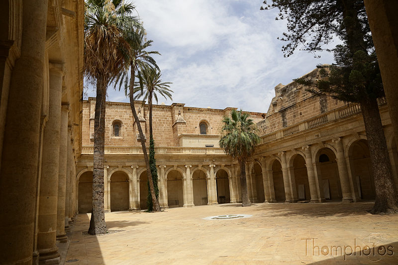 reportage photo été 2019 espagne españa berja sam almería ville city Catedral de la Encarnación d'Almería cathédrale forteresse cloître cours intérieure palmier