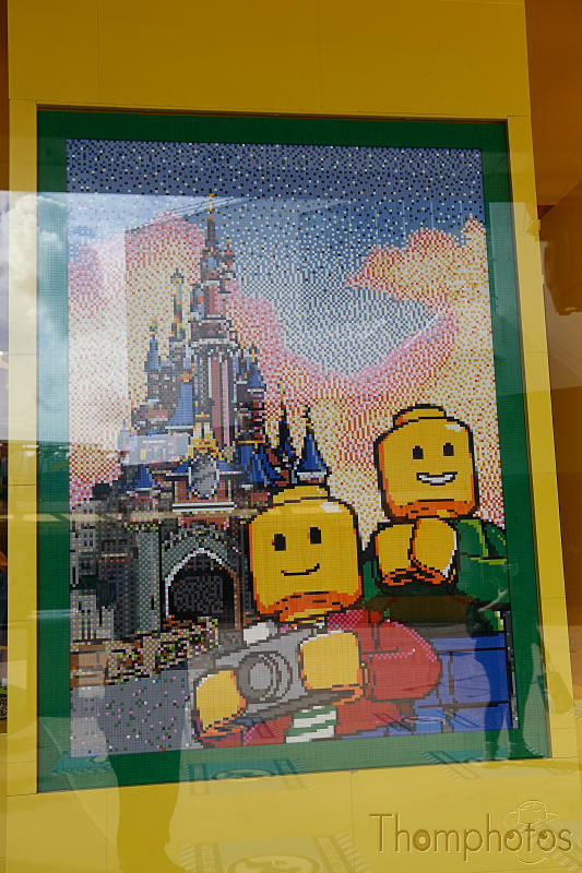 reportage photo été 2021 france eurodisney mickey paris disney disneyland village boutique Lego briques tableau peinture paint