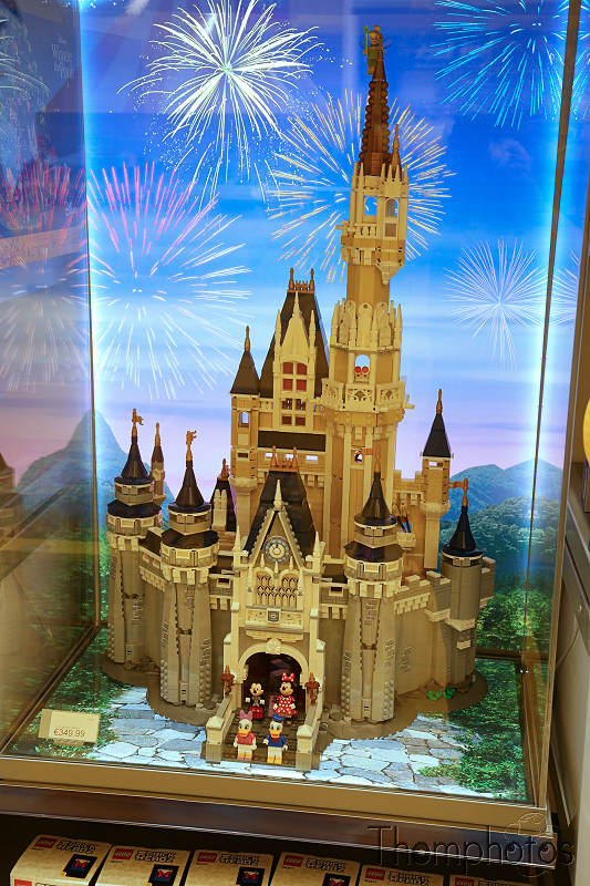 reportage photo été 2021 france eurodisney mickey paris disney disneyland village boutique Lego briques château princesse cendrillon castle