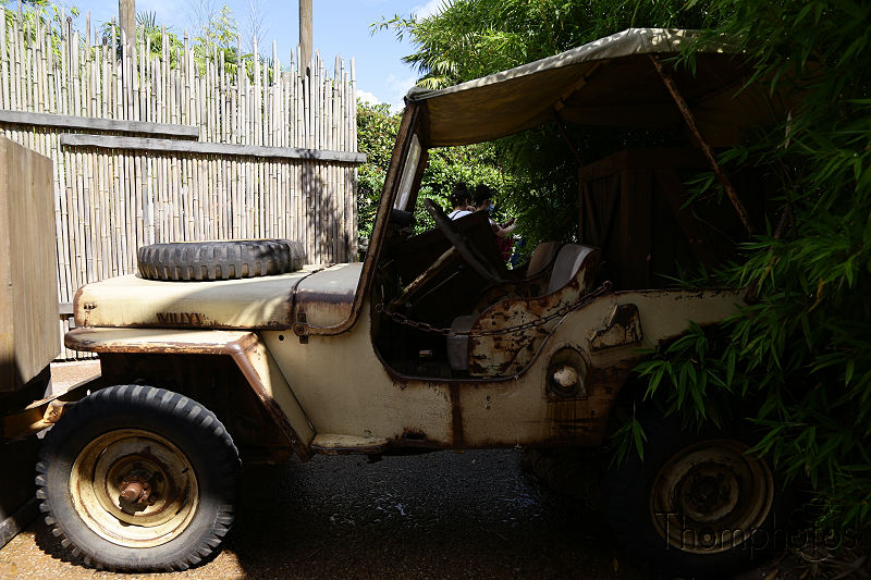 reportage photo été 2021 france eurodisney mickey paris disney disneyland adventureland indiana jones jungle exploration jeep willy's army WWII
